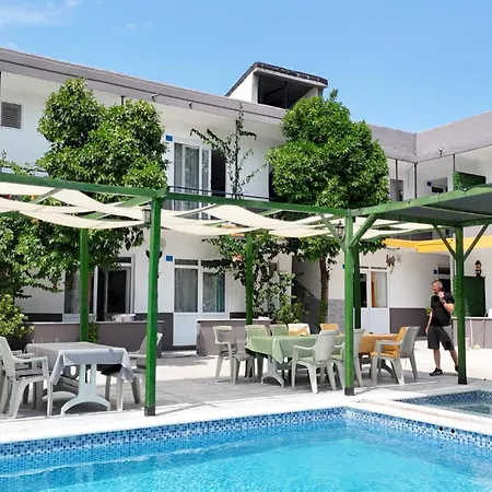 Hillside House Apartahotel Side