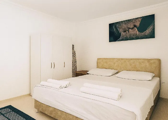 Hillside House 4* Side